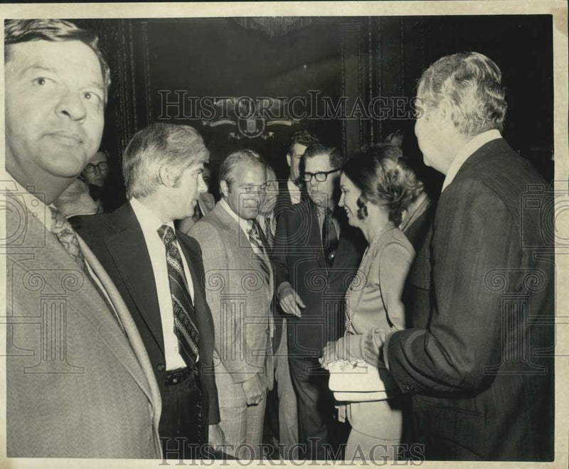 Load image into Gallery viewer, 1972 Press Photo Governor arrives at Roosevelt for Bridge hearing - nob80257
