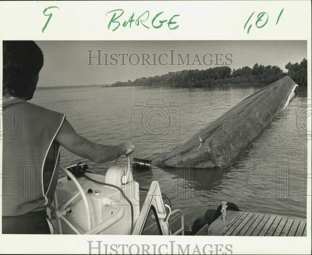 1984 Press Photo Crewboat operator approaches barge capsized in collision- Historic Images