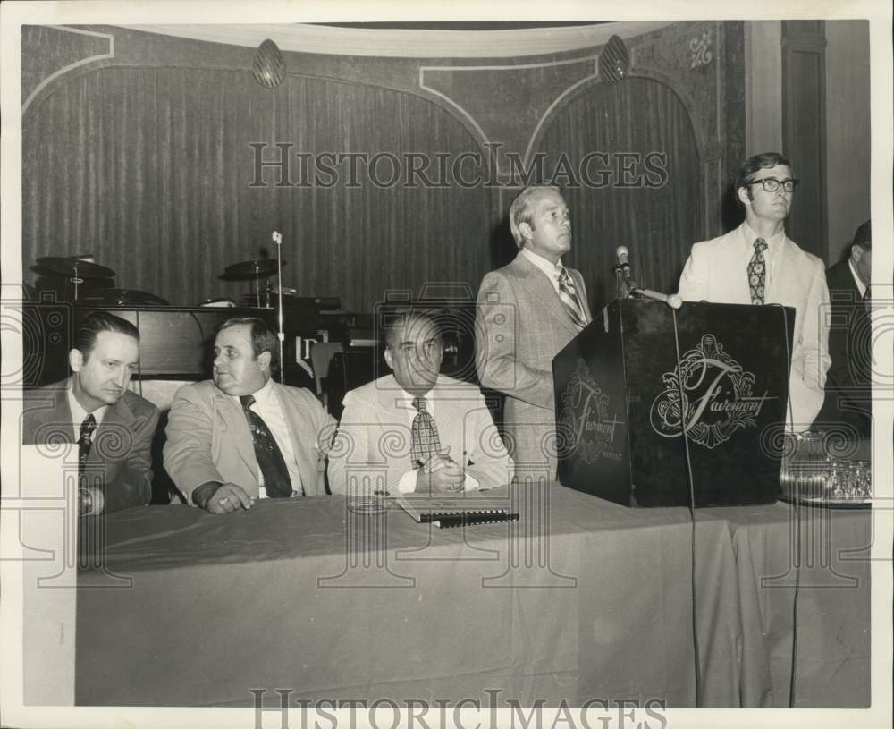 1972 Press Photo Group in front at the bridge hearing - nob80262