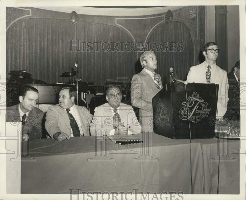 Load image into Gallery viewer, 1972 Press Photo Group in front at the bridge hearing - nob80262
