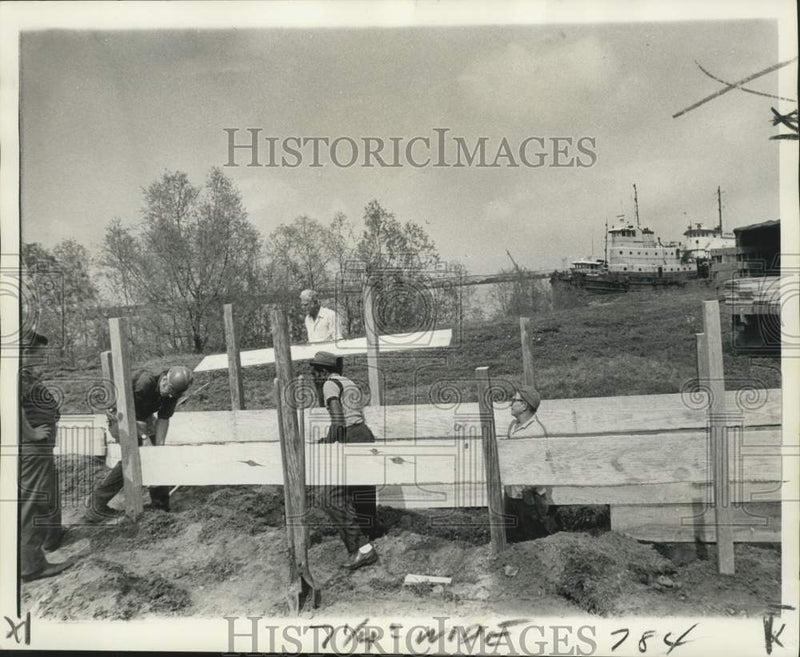 Load image into Gallery viewer, 1973 Press Photo Workers work on flood control along Mississippi River
