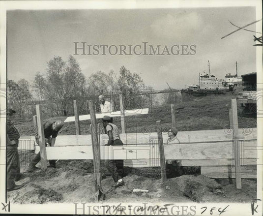 1973 Press Photo Workers work on flood control along Mississippi River