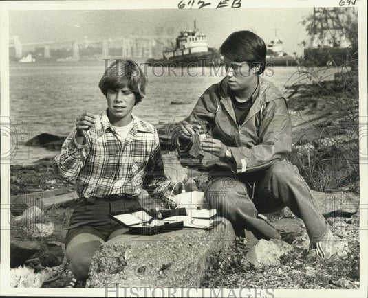 1978 Press Photo Janet Dalgleish and Marsha Berry demonstrate their testing - Historic Images