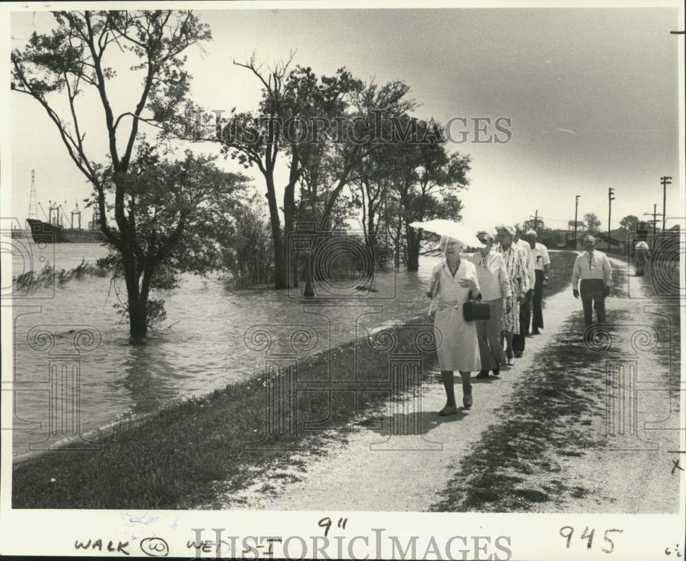 1979 Press Photo Visitors promenade along the levee along the Mississippi River- Historic Images