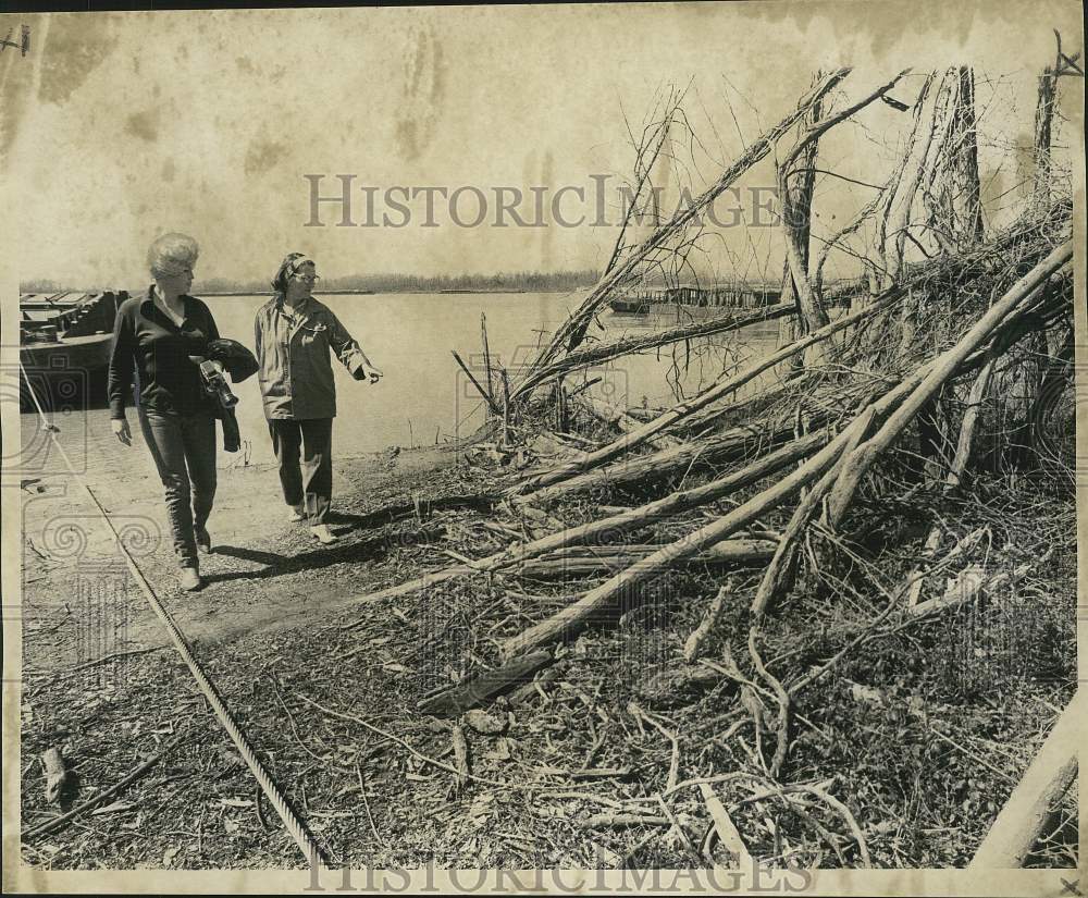 1972 Press Photo Riverside Homeowners inspect Mississippi batture area