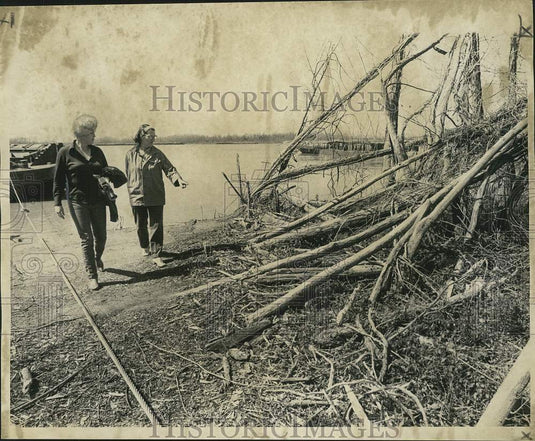 1972 Press Photo Riverside Homeowners inspect Mississippi batture area