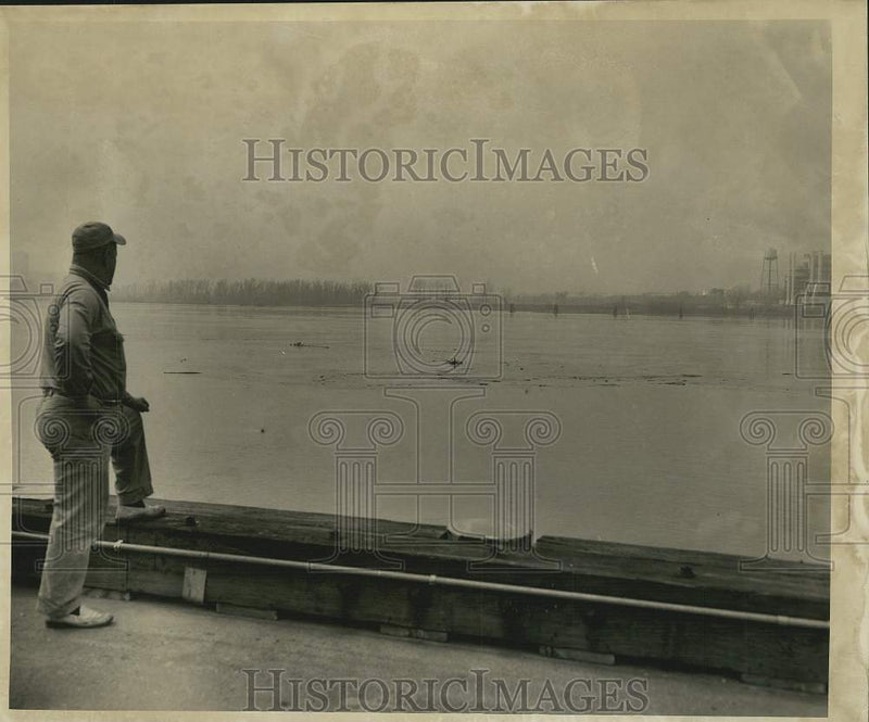 Load image into Gallery viewer, 1960 Press Photo Mississippi River High Water scenes - nob80334
