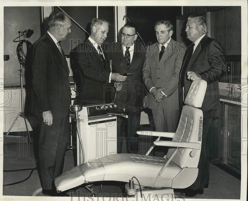 Load image into Gallery viewer, 1972 Press Photo Governor John McKeithen and others examine a dental chair
