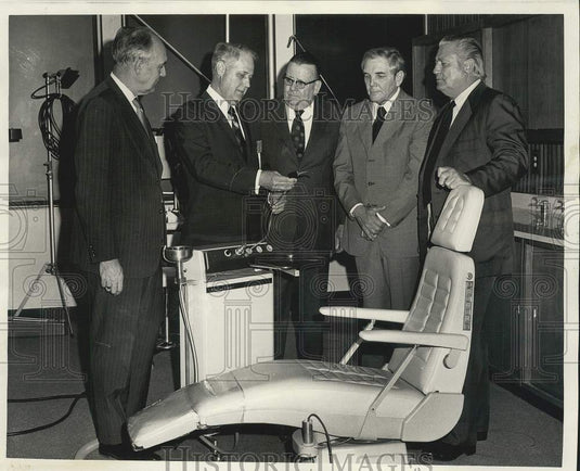 1972 Press Photo Governor John McKeithen and others examine a dental chair