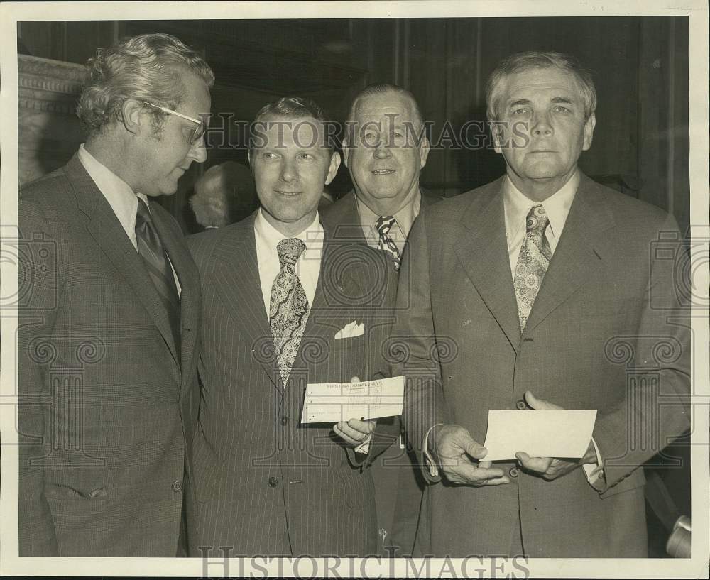 1971 Press Photo Landrieu, McKeithen and other officers of Bank of Commerce- Historic Images