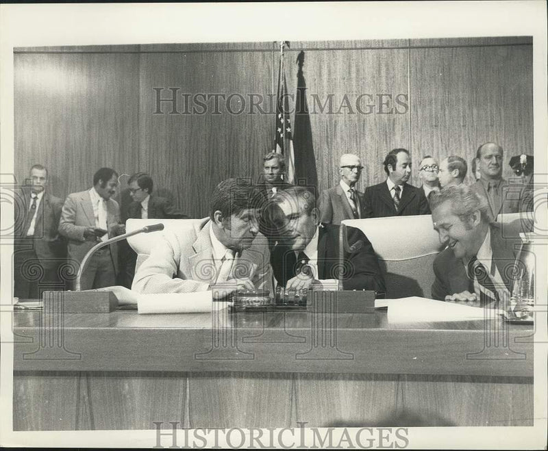Load image into Gallery viewer, 1971 Press Photo John McKeithen chats with a delegate during hearing - nob80374
