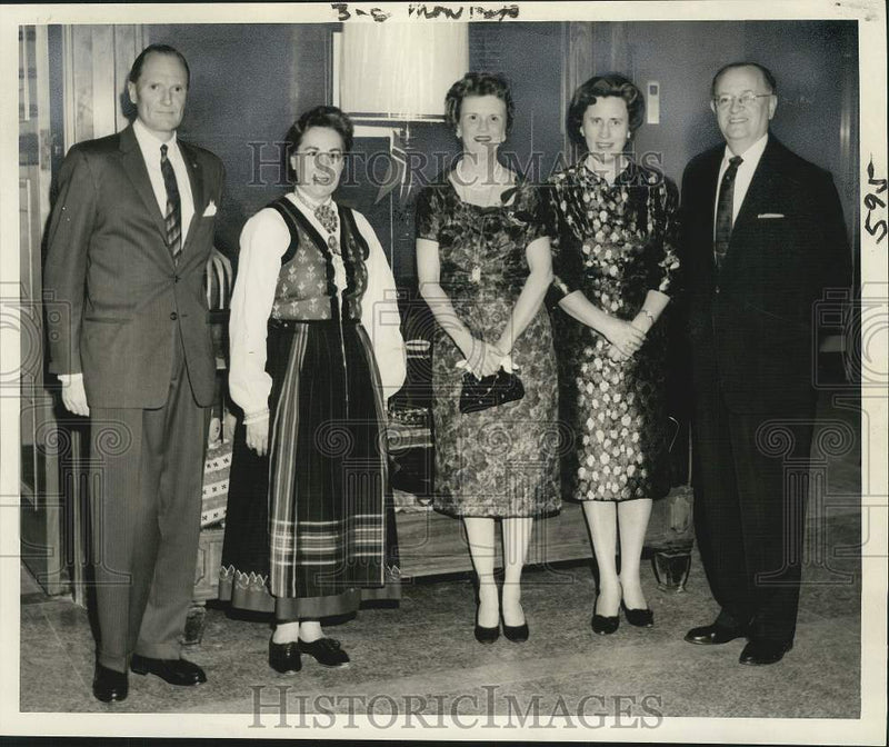 Load image into Gallery viewer, 1961 Press Photo Ladies Advisory Committee at Norwegian Night - nob80393
