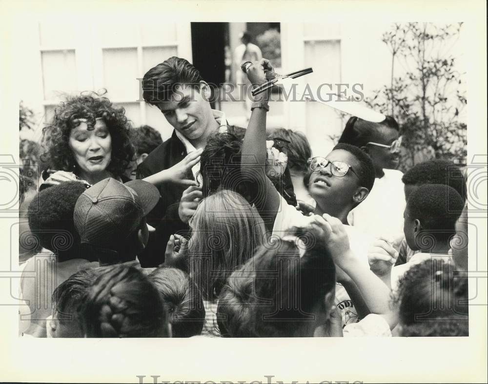 1990 Press Photo School children at the Le Petit Theater after the performance- Historic Images