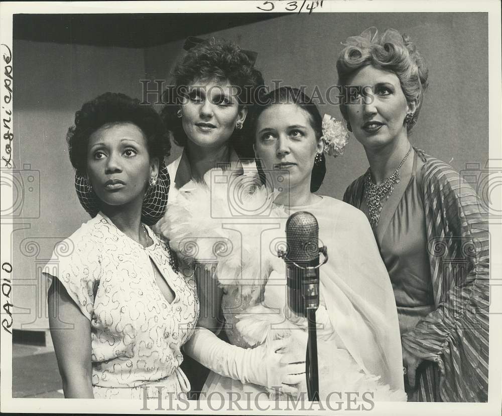 1985 Press Photo Le Petit Theatre du Vieux Carre&#39;s &quot;The 1940&#39;s Radio Hour&quot;- Historic Images