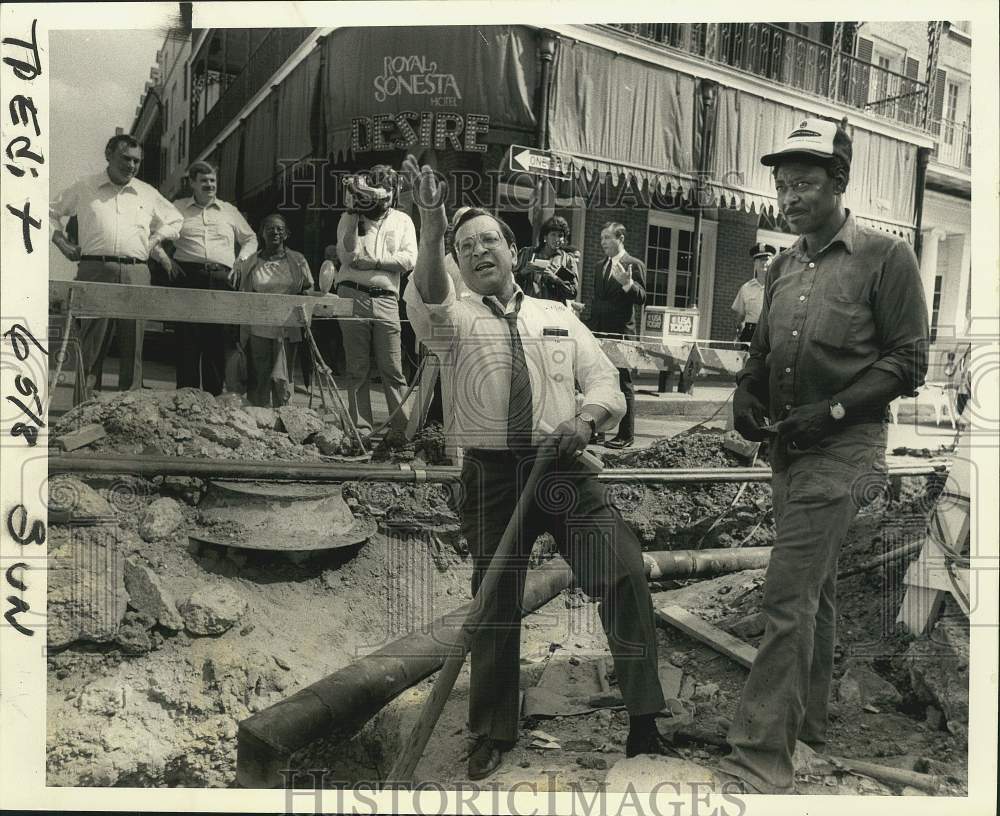 1983 Press Photo Mayor Dutch Morial tours construction in the French Quarter- Historic Images