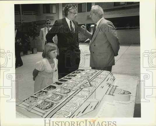 1988 Press Photo Fire Chief William McCrossen & Mayor Barthelemy at The Landing- Historic Images