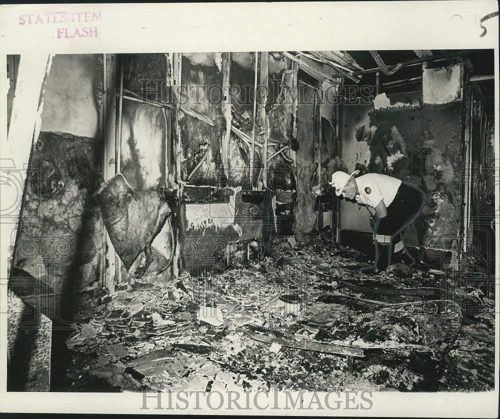 1971 Press Photo Asst. Superintendent William McCrossen inspects charred room