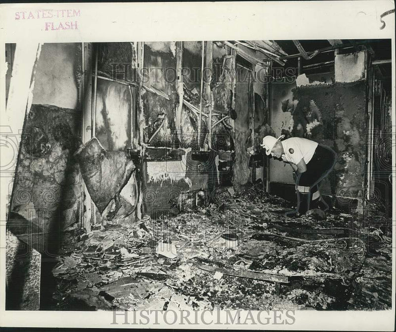 Load image into Gallery viewer, 1971 Press Photo Asst. Superintendent William McCrossen inspects charred room
