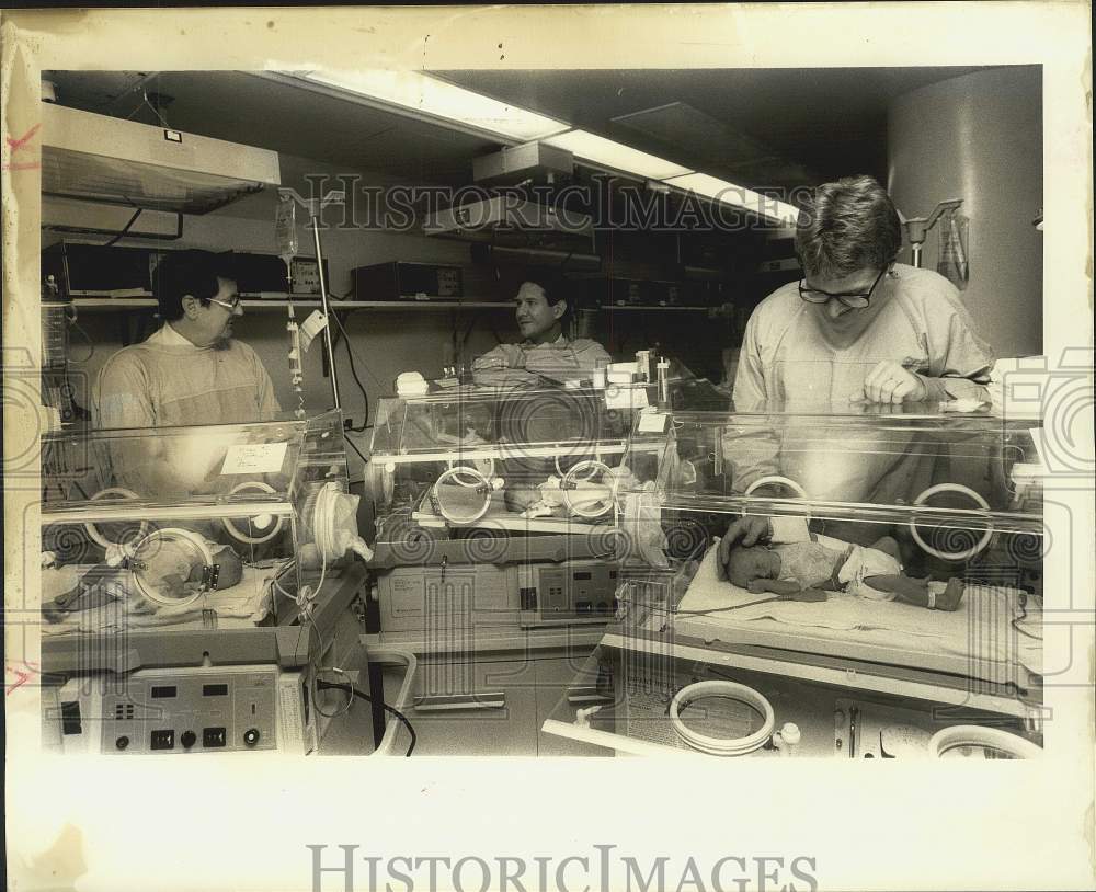 1985 Press Photo Dr. Harry McGaw with his colleagues and his triplets- Historic Images