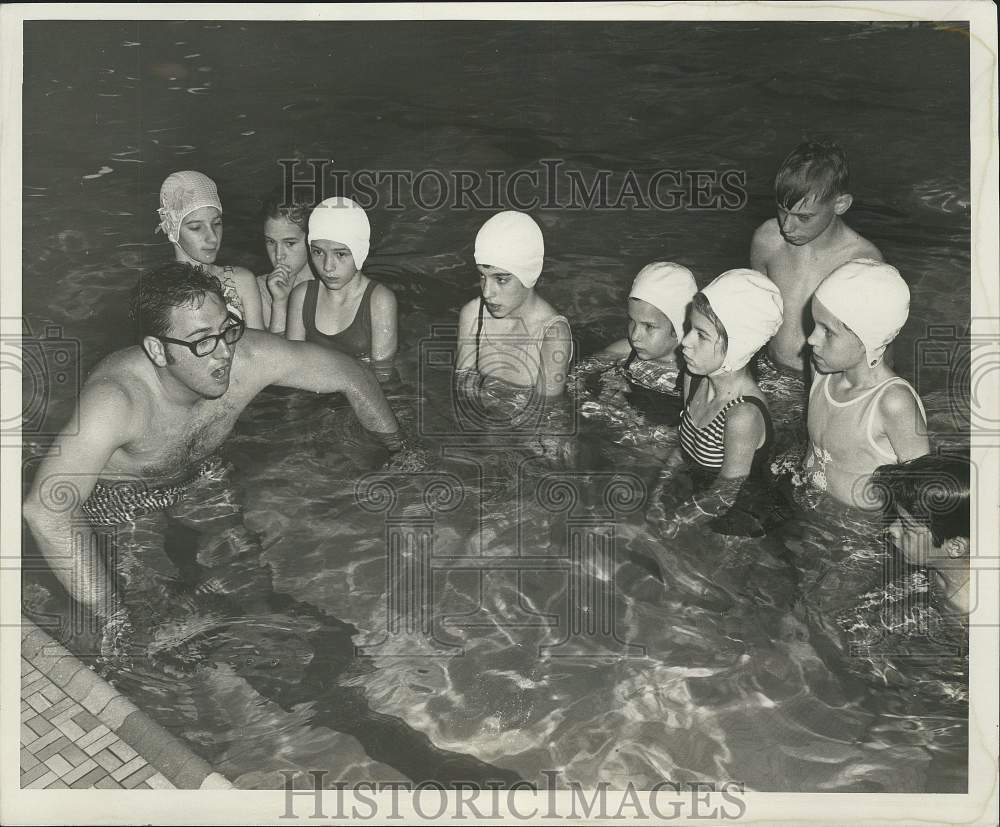 1970 Press Photo Ken McGartlin of YMCA Lee Circle Branch teaches deaf children- Historic Images