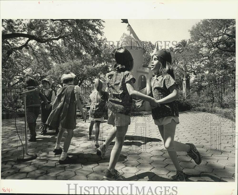 1987 Press Photo McGehee Students perform The Shoe maker and the Elves- Historic Images