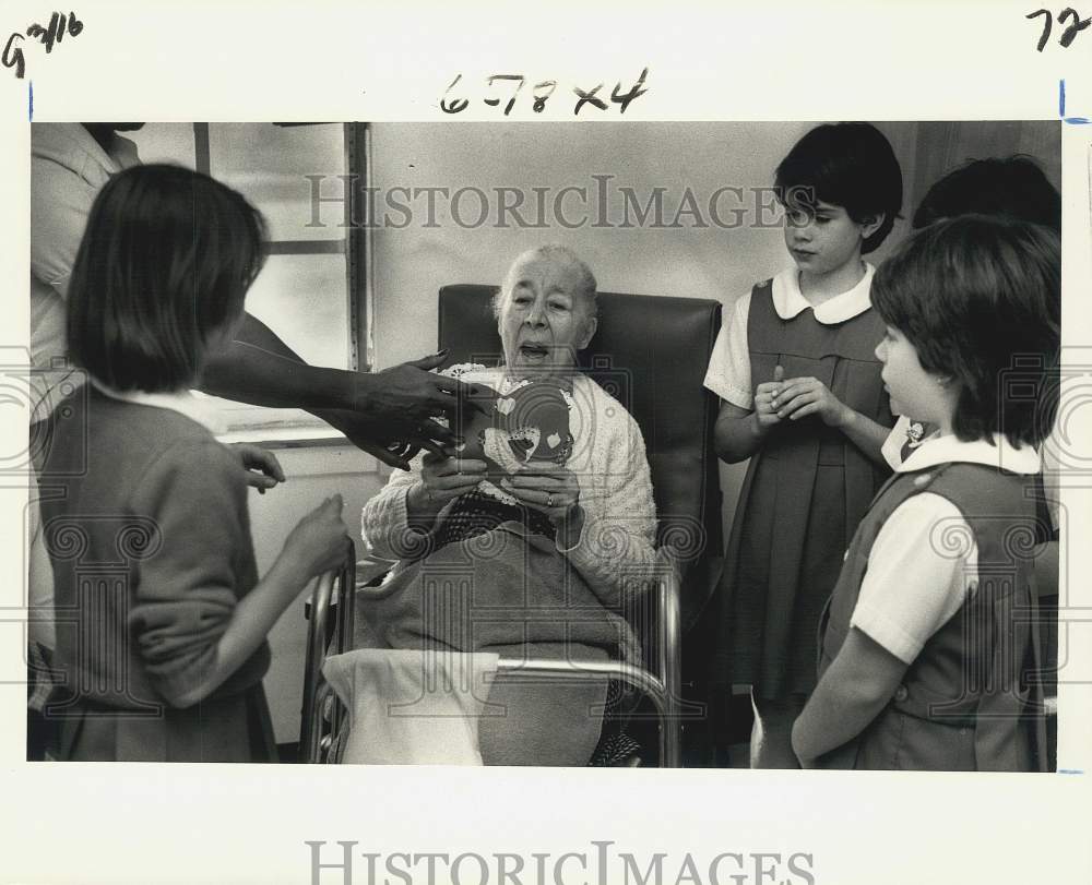 1984 Press Photo Louise S. McGehee School students show love around Poydras Home- Historic Images