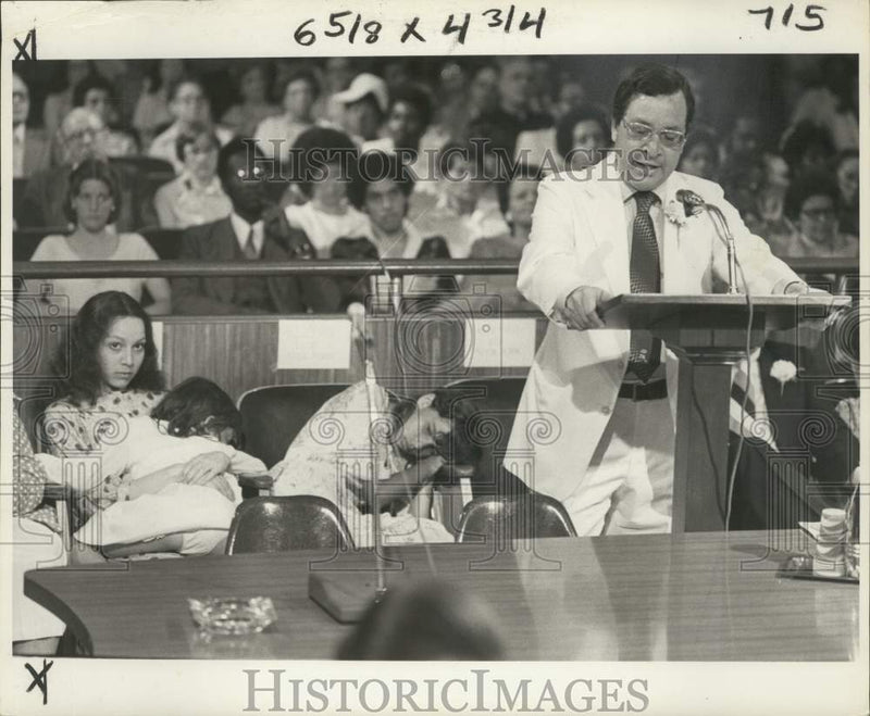 Load image into Gallery viewer, 1978 Press Photo Ernest Morial addresses the crowd - nob80518
