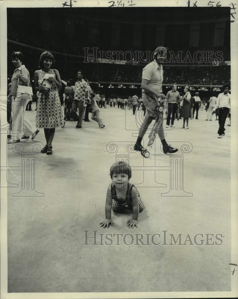 Load image into Gallery viewer, 1975 Press Photo Crowds exploring at Louisiana Superdome open house - nob80718
