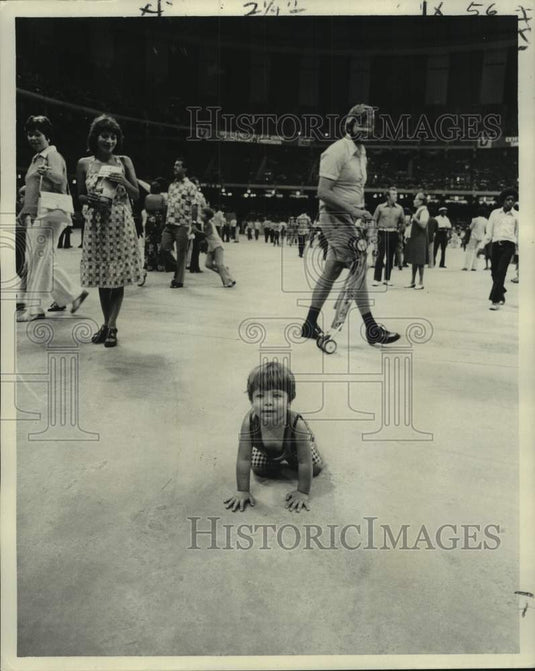 1975 Press Photo Crowds exploring at Louisiana Superdome open house - nob80718
