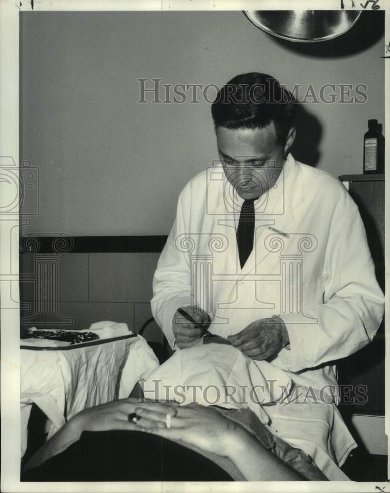 1968 Press Photo Dr. Martin S. Litwin works on patient at Tulane Medical School