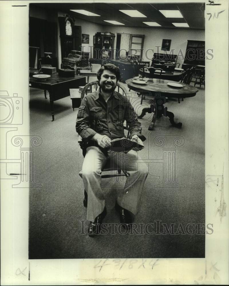 1977 Press Photo Importer Stan Levy amidst antique clutter at new warehouse-shop