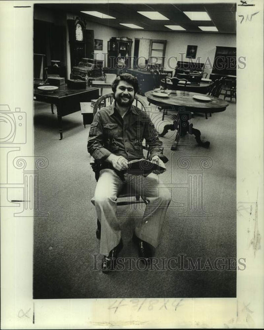1977 Press Photo Importer Stan Levy amidst antique clutter at new warehouse-shop