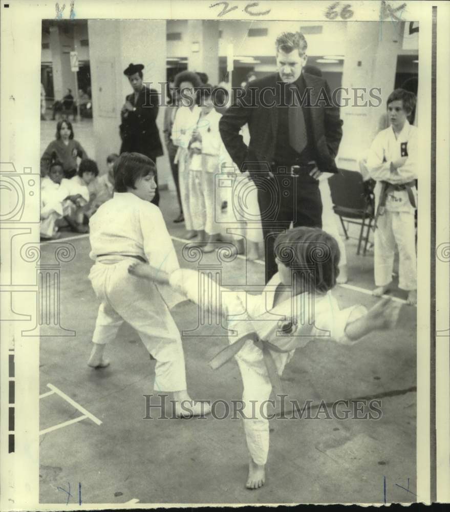 1972 Press Photo Karate players Marty Lievers and David Schiraldo during match- Historic Images