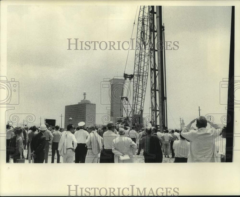 Load image into Gallery viewer, 1971 Press Photo Onlookers at the Louisiana Superdome construction site
