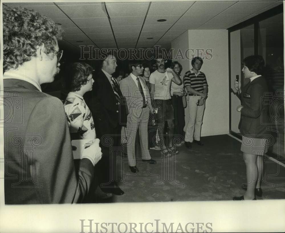 1975 Press Photo First public tour group of the Louisiana Superdome- Historic Images