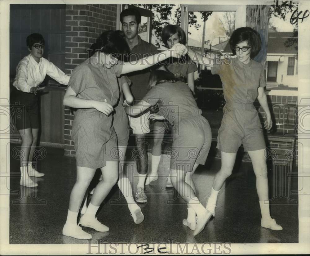 1970 Press Photo Students of Louisiana State School for Blind practice dancing