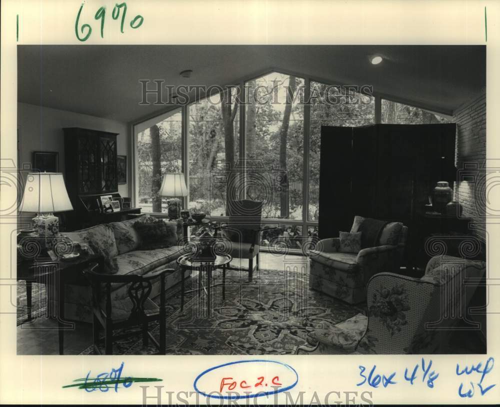 1991 Press Photo Eclectic living room filled with family favorites - nob81668