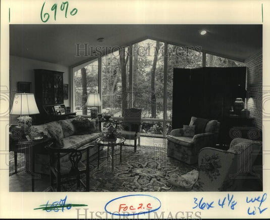 1991 Press Photo Eclectic living room filled with family favorites - nob81668