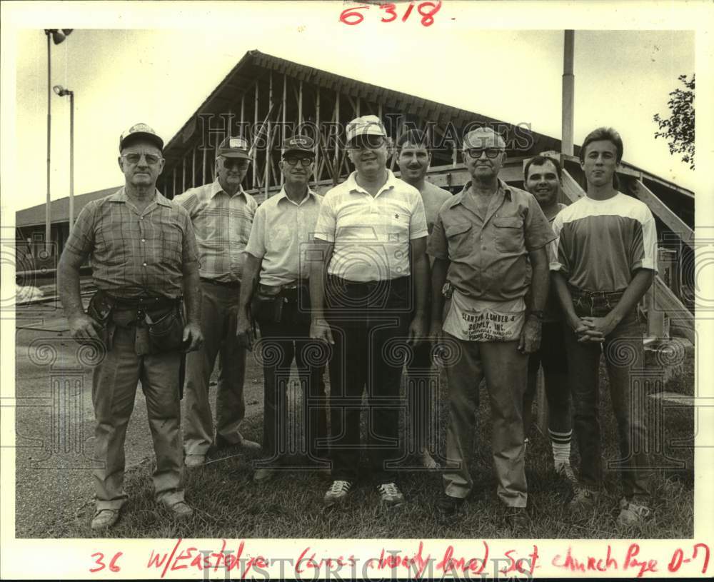 1989 Press Photo Reverend Merlin Liverman &amp; others work on East Edgewater Church- Historic Images