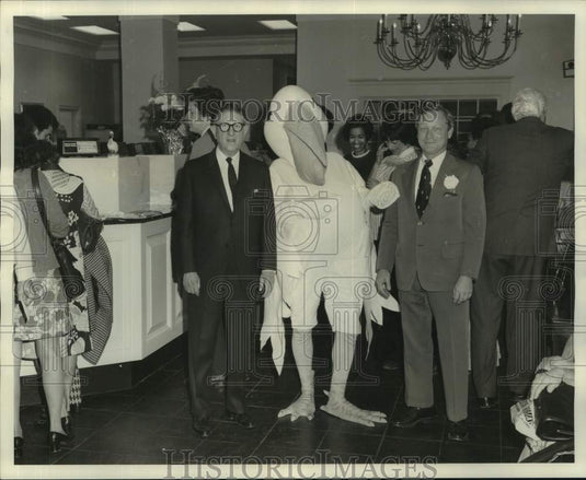 1973 Press Photo John Marque and others at the Pelican Homestead new office- Historic Images