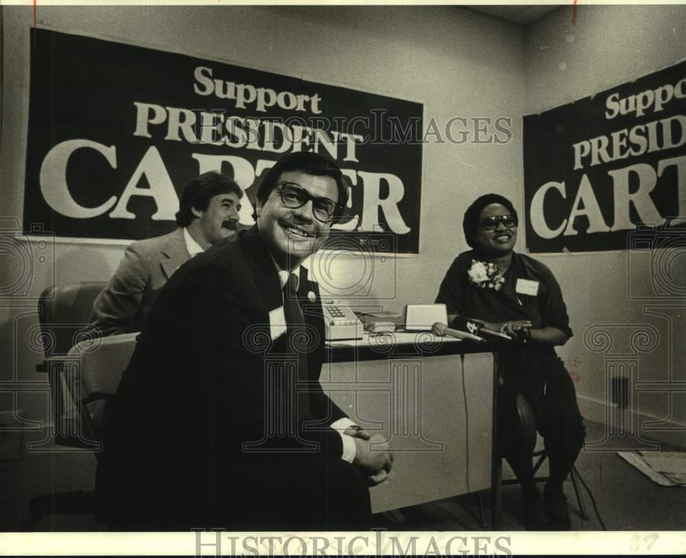 1980 Press Photo Campaign Workers Listen To President Jimmy Carter On Phone- Historic Images