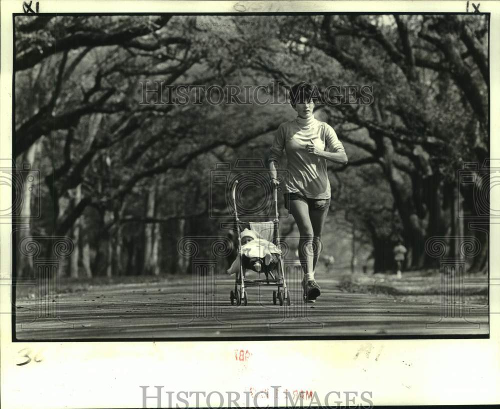 1987 Press Photo Running - Lesley Marley jogs with her daughter in Audubon Park- Historic Images