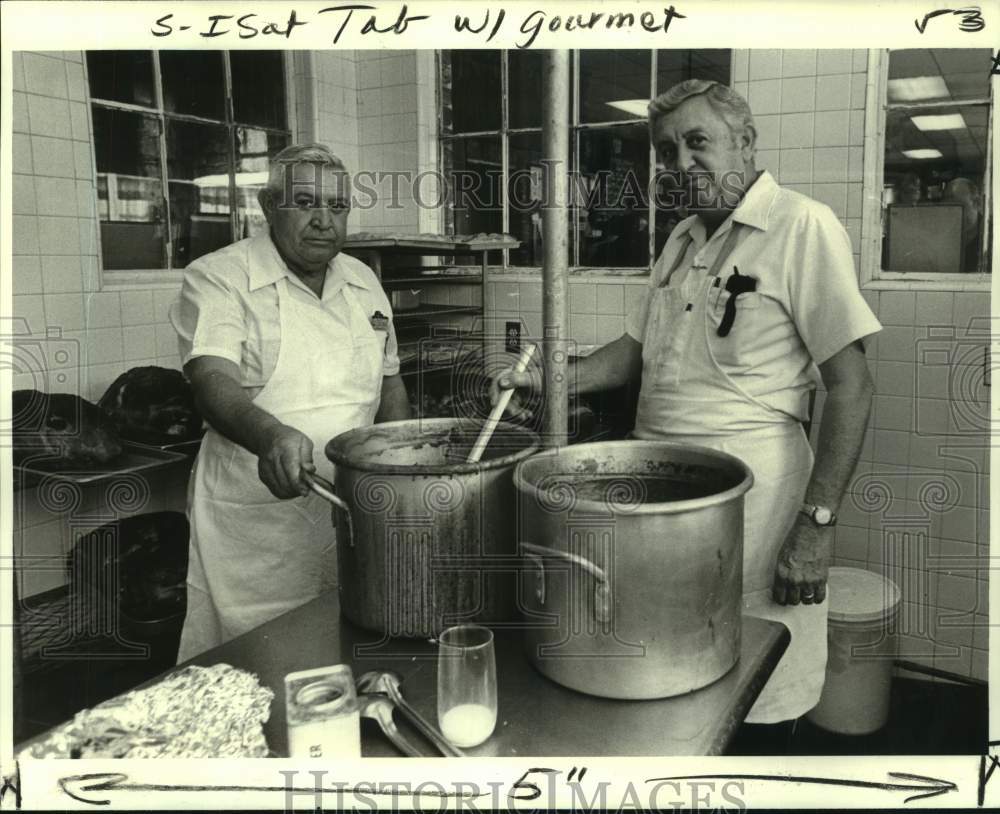 1978 Press Photo Jack and Edward Landry stir up roast beef for poor boys- Historic Images