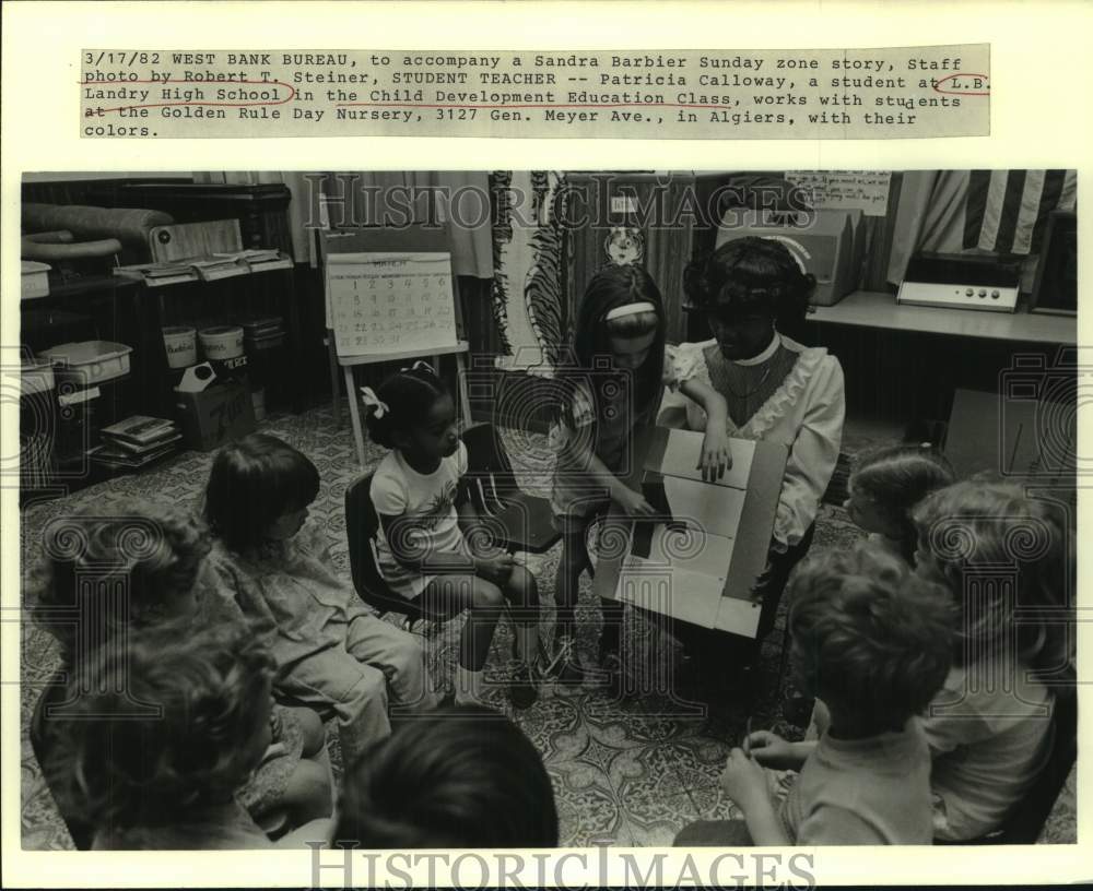 1982 Press Photo Patricia Calloway works with kids at Golden Rule Day Nursery
