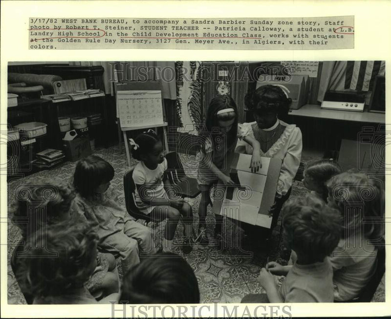 Load image into Gallery viewer, 1982 Press Photo Patricia Calloway works with kids at Golden Rule Day Nursery
