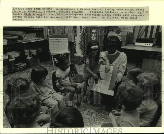 1982 Press Photo Patricia Calloway works with kids at Golden Rule Day Nursery
