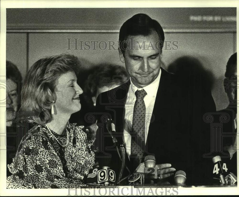 Load image into Gallery viewer, 1987 Press Photo Bob Livingston with his wife Bonnie - nob82069
