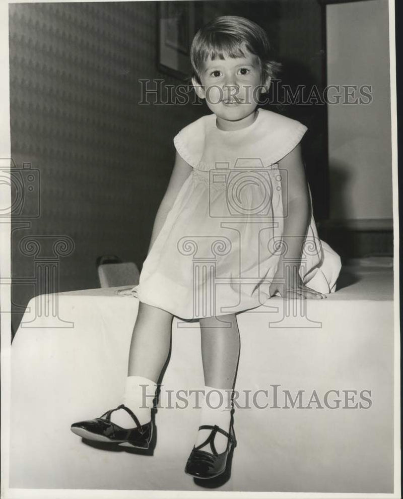Load image into Gallery viewer, 1967 Press Photo Barbara Ellen Modenbach, National Cystic Fibrosis Poster Child
