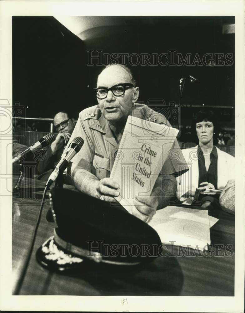 1983 Press Photo Police Superintendent Henry Morris Addresses City Council
