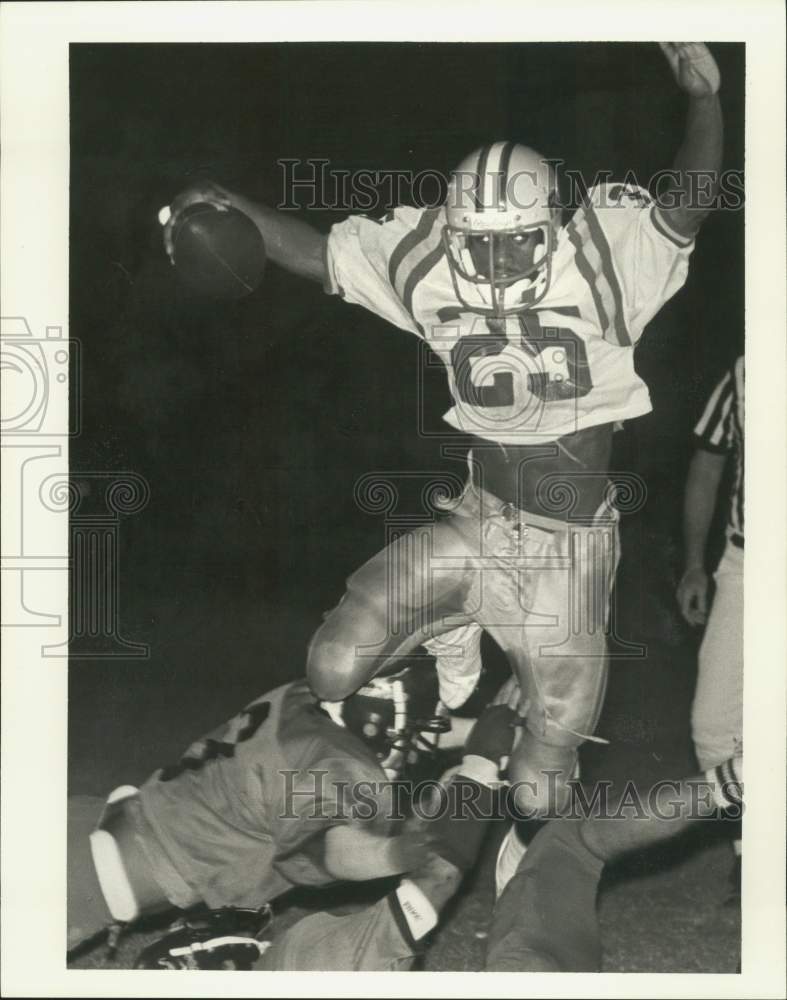 1986 Press Photo Gerald Mitchell scores touchdown in 2nd quarter - nob82216- Historic Images